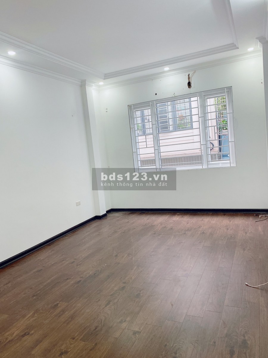 Bán gấp nhà Bồ Đề 37m2 x 5 tầng, 4m mặt tiền, giá 3.55 tỷ, nhà đẹp, Ở sướng.