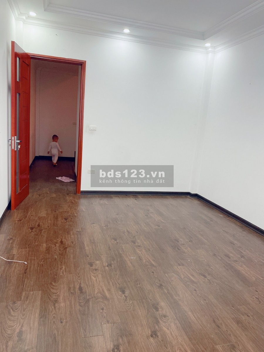 Bán gấp nhà Bồ Đề 37m2 x 5 tầng, 4m mặt tiền, giá 3.55 tỷ, nhà đẹp, Ở sướng.