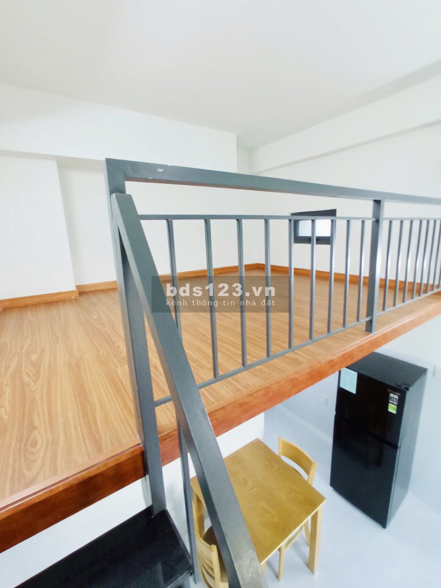 Căn hộ gác nhỏ cửa sổ lớn sẵn nội thất quận 7