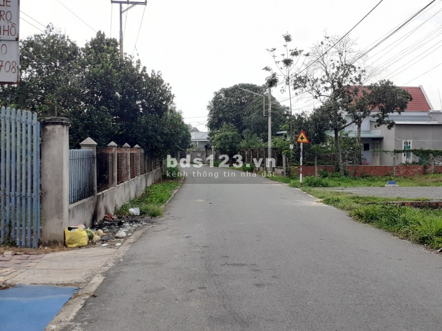 Bán Gấp 300m2 đất thổ cư, kèm cấp 4 mới xây, bao phí giấy tờ
