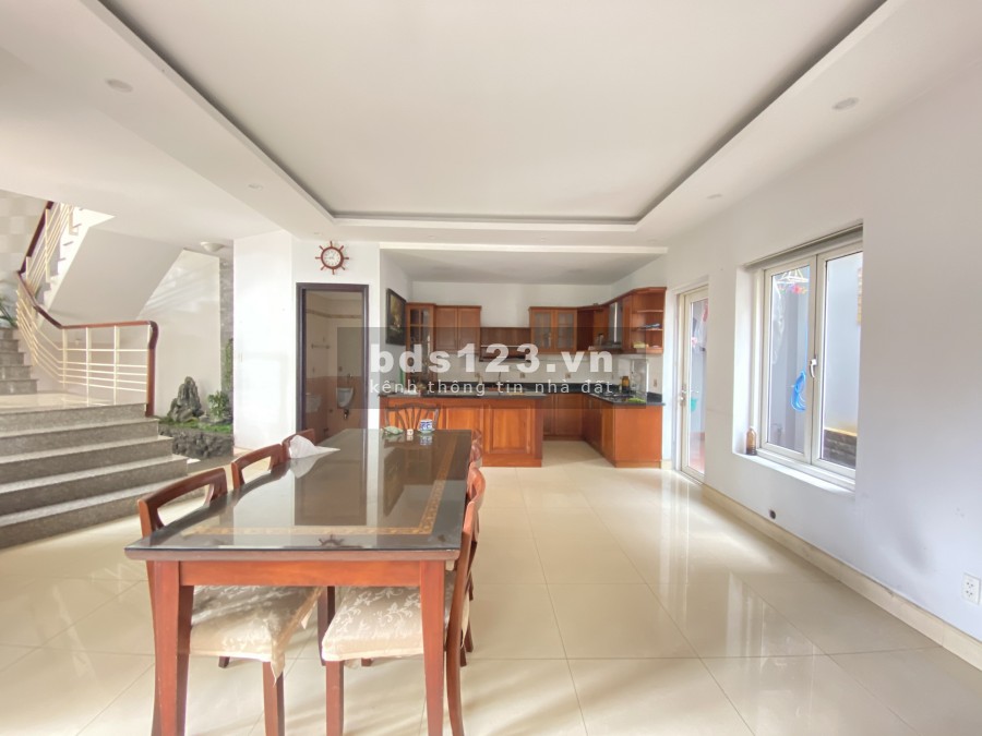 Cho thuê villa mặt tiền Thảo Điền, dtsd: 590m2 trệt 3 lầu 5P FULL nội thất