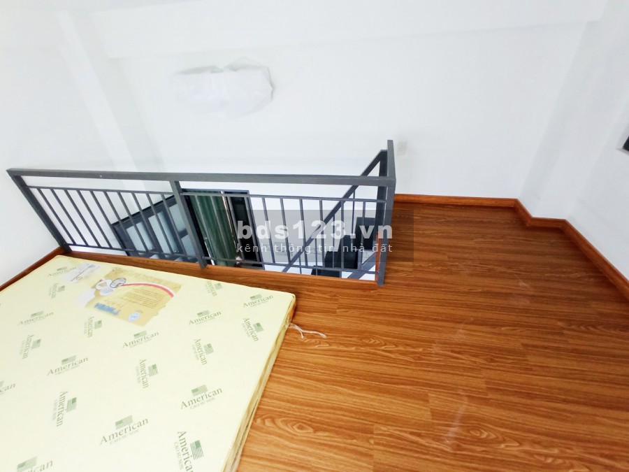 Căn hộ gác nhỏ cửa sổ lớn sẵn nội thất quận 7
