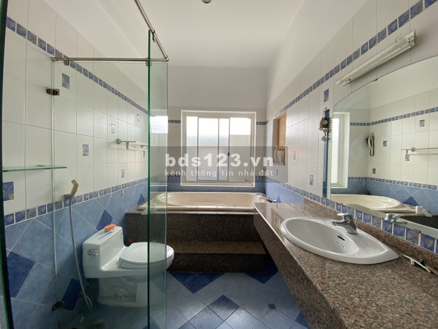 Cho thuê villa mặt tiền Thảo Điền, dtsd: 590m2 trệt 3 lầu 5P FULL nội thất