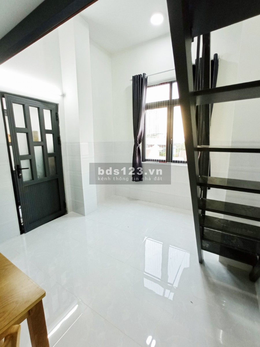 Căn hộ gác nhỏ cửa sổ lớn sẵn nội thất quận 7