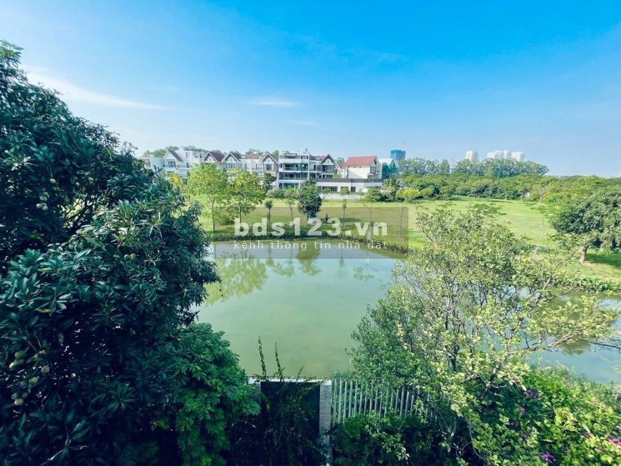 Cho thuê biệt thự T3 Ciputra, diện tích rộng, không gian hòa hợp với thiên nhiên, giá có fix sâu.