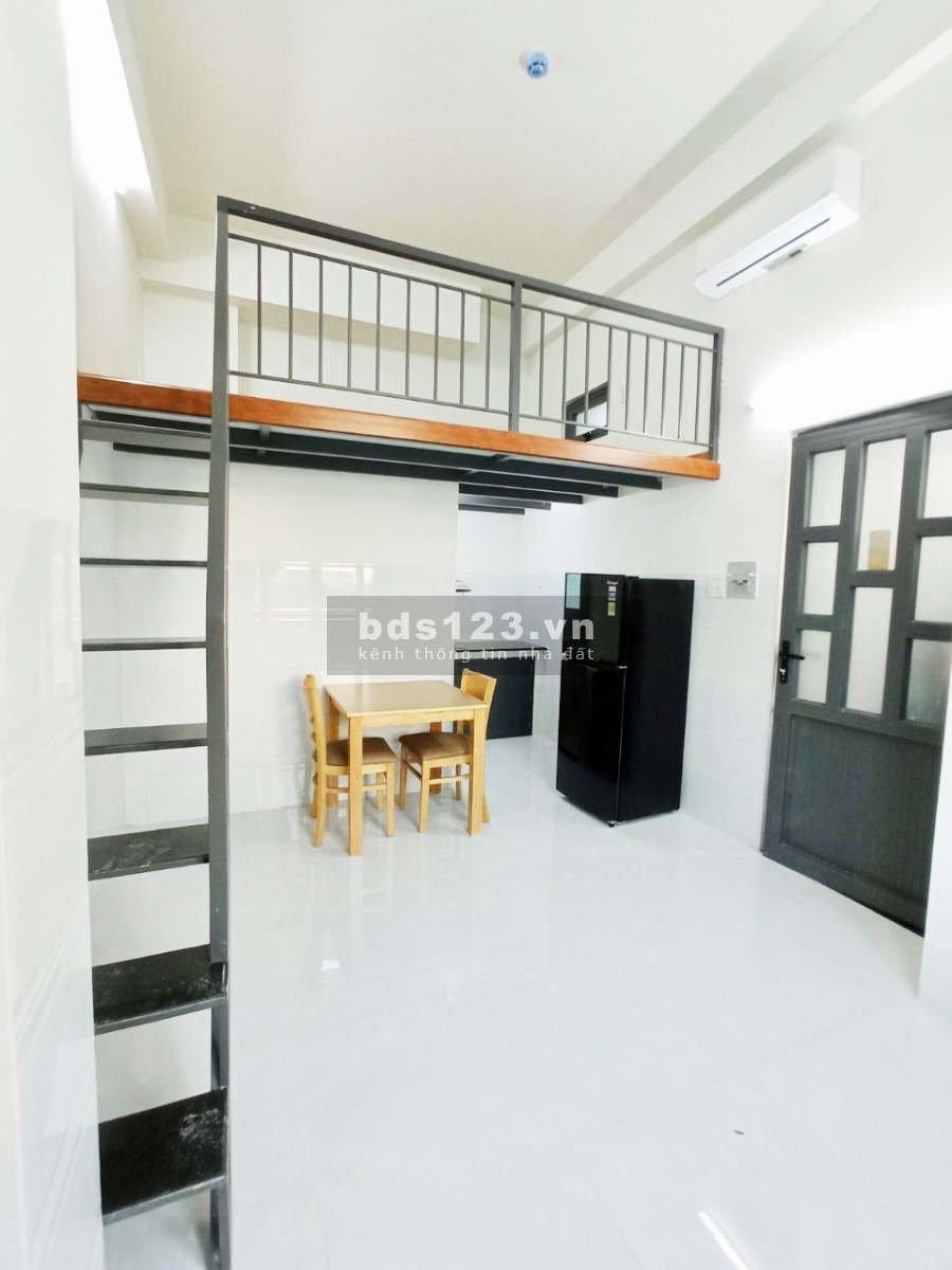 Căn hộ gác nhỏ cửa sổ lớn sẵn nội thất quận 7