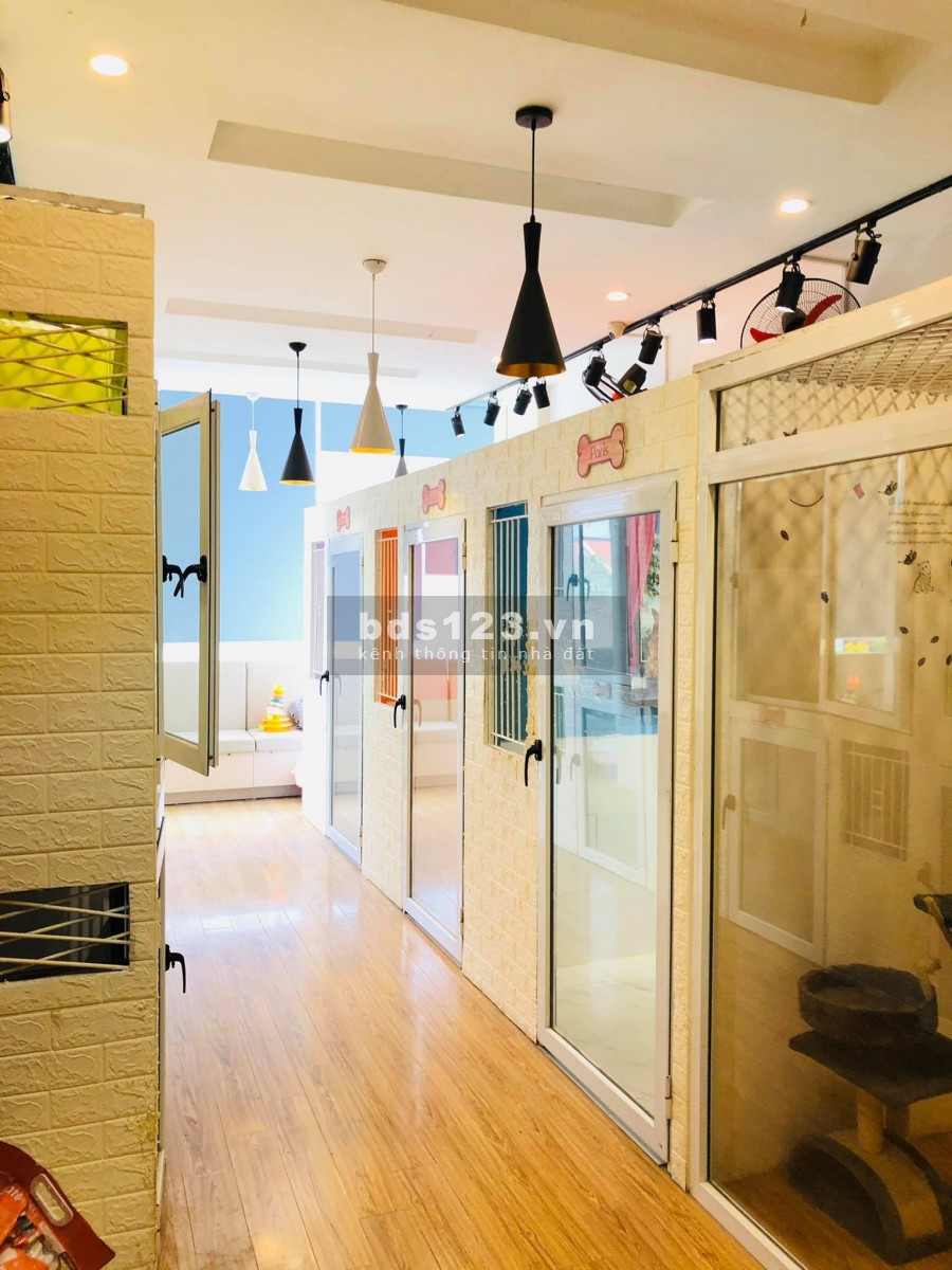 Siêu hiếm! Nhà mặt phố Phạm Văn Đồng, lô góc, vỉa hè 6m, 50m2 x 4T, 14 tỷ