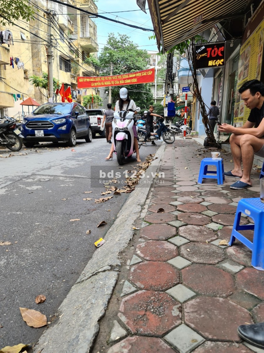 Cho thuê nhà nguyên căn 4 tầng Đường Hoàng Quốc Việt, diện tích 60m2, giá 18 tr