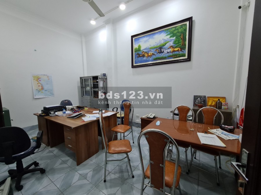 Cho thuê nhà nguyên căn 4 tầng Đường Hoàng Quốc Việt, diện tích 60m2, giá 18 tr