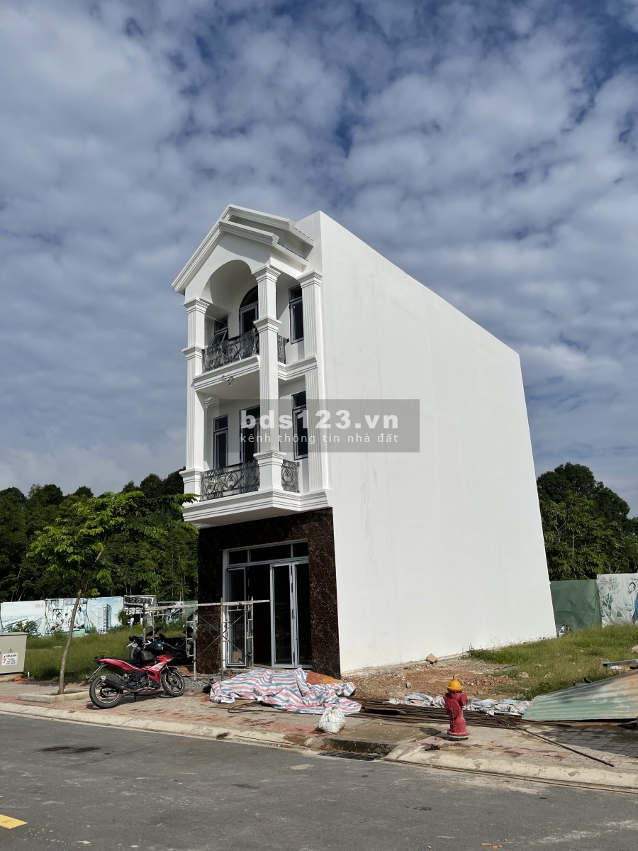 Nhà phố 2 lầu 1 trệt gần chợ Phú Chánh, giá thoả thuận, hỗ trợ vay
