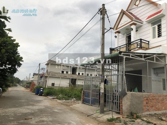 Bán căn nhà 1 trêt 1 lầu+ 6 phòng trọ,vừa ở vừa cho thuê, TN 12tr/tháng ,SHR, gần cầu xáng