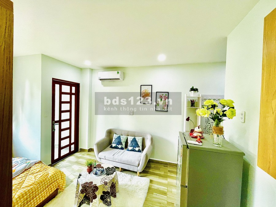 Cho thuê căn hộ đầy đủ nội thất có ban công ngay trung tâm quận 1