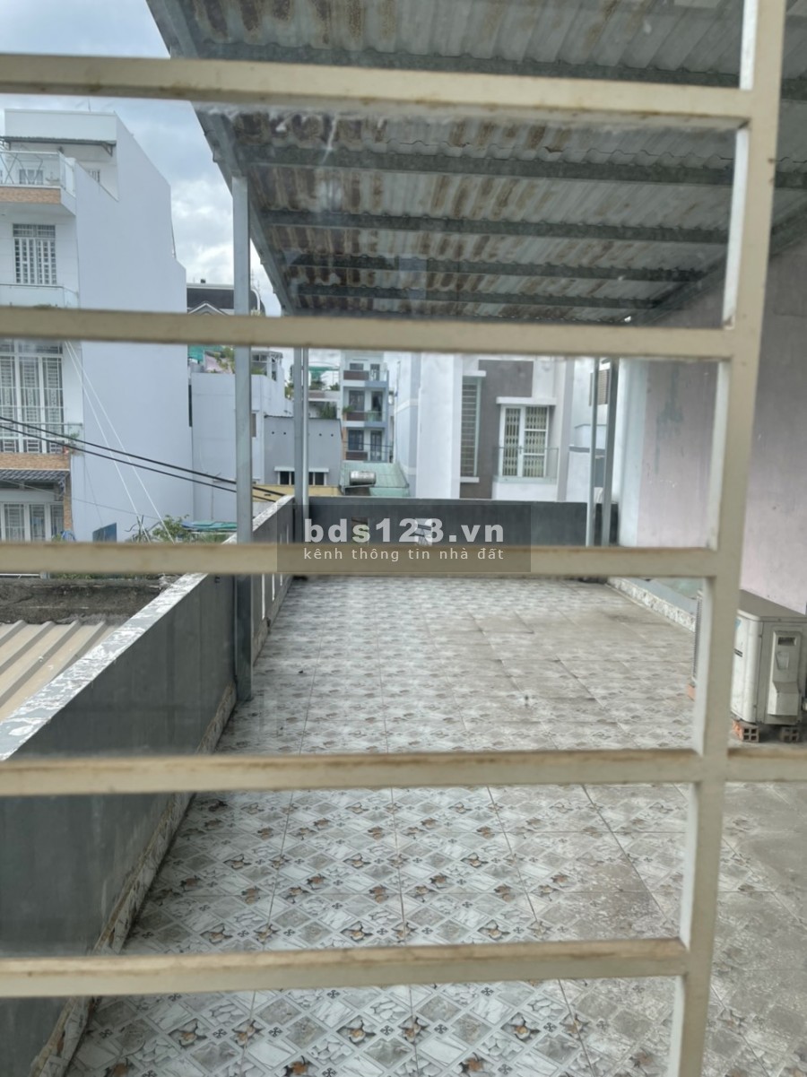 Nhà MT Nguyễn Trường Tộ (4x28m) Lầu St, 3 PN, 3 WC, sân thượng rộng