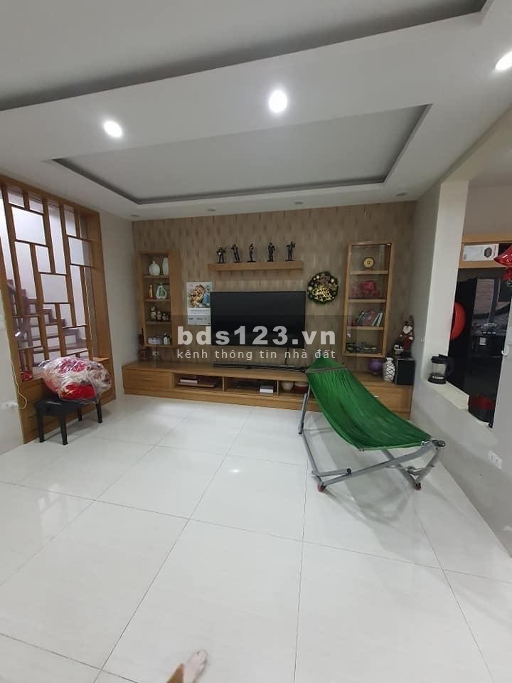 Bán Nhà Lĩnh Nam Hoàng Mai 64m 4T,3,5 tỷ có sân để xe riêng,ô tô tránh ngõ, SĐ ĐẸP