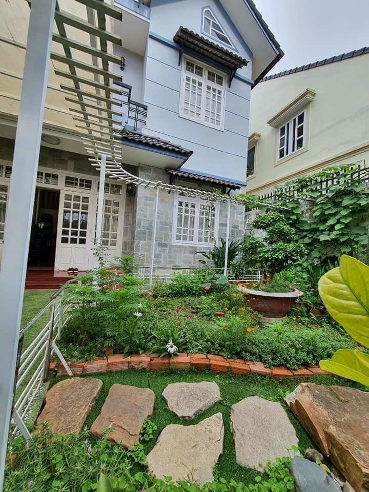 Bán căn nhà đẹp sân vườn ở đường Hoàng Diệu TP Đà Lạt Lh : 0988623909 em chúc.