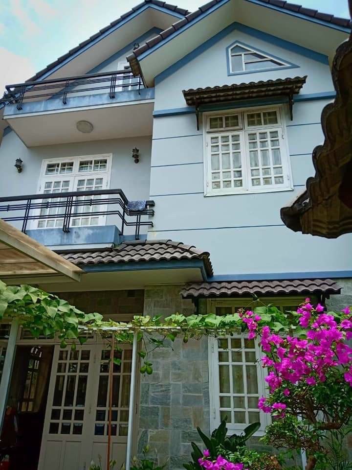 Bán căn nhà đẹp sân vườn ở đường Hoàng Diệu TP Đà Lạt Lh : 0988623909 em chúc.