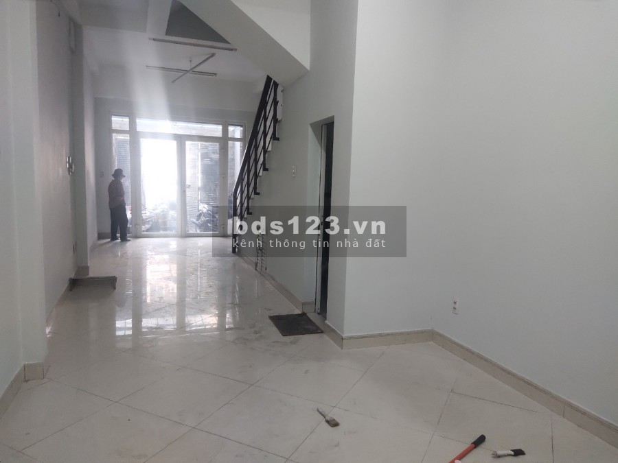 Nhà nguyên căn mặt tiền Hoàng Văn Thụ, giá cho thuê 33 triệu/tháng