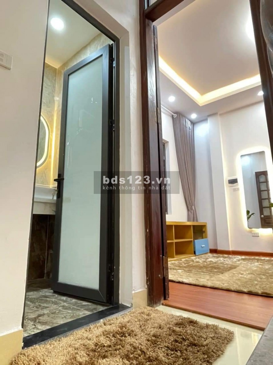 Bán nhà nguyên căn Minh Khai, vị trí đắc địa, đủ công năng, dt 28m2, giá 2.39 tỷ