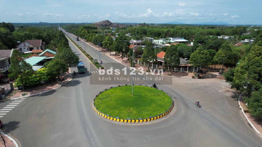 Vỡ nợ bán gấp mảnh đất mặt tiền đường Lê Văn Một, diện tích 241m2