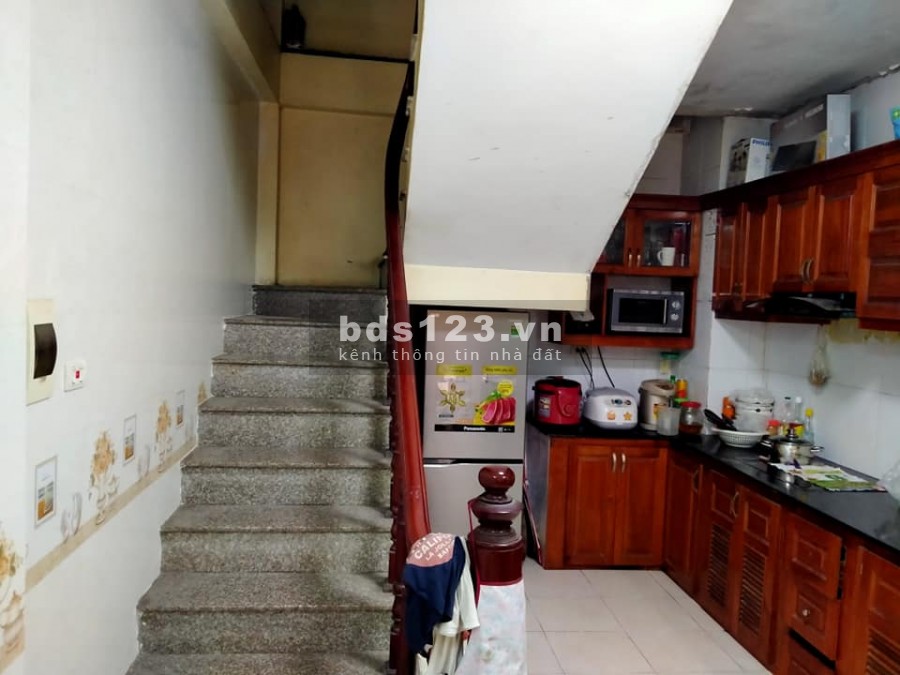 Ô tô đỗ cửa một bước ra phố khu vực trung tâm, đầy đủ tiện ích