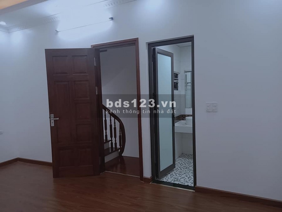 Chính chủ bán nhà đẹp chia lô, hai căn liền kề. Nhà mới đẹp long lanh, hiện đại, 175 Lạc Long Quân.