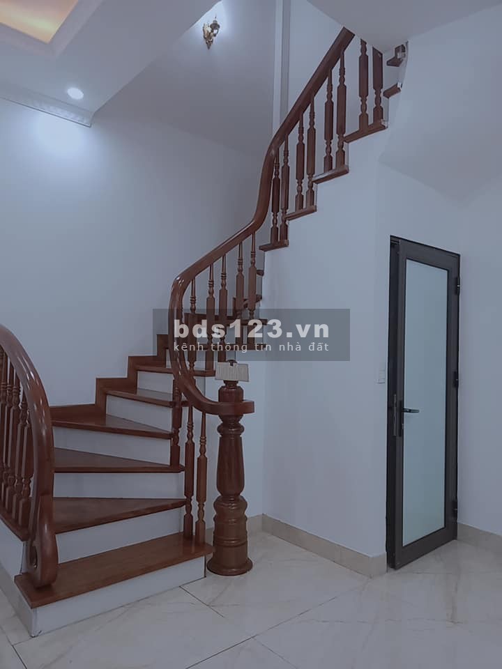 Chính chủ bán nhà đẹp chia lô, hai căn liền kề. Nhà mới đẹp long lanh, hiện đại, 175 Lạc Long Quân.