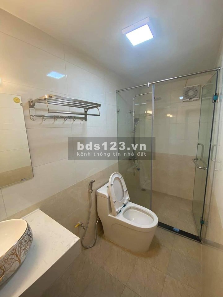 Nhà bán gấp Pháo Đài Láng, diện tích 40m2, mặt tiền 4m, kinh doanh tốt, giá 4 tỷ
