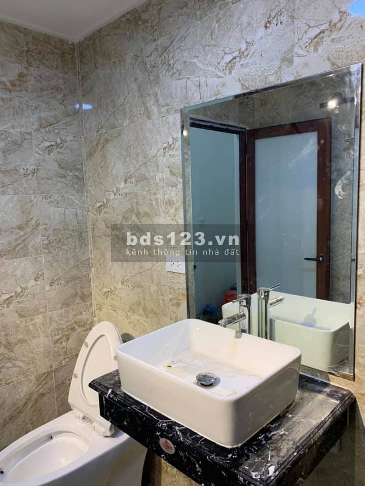 Bán nhà hiếm dt 63tr/m2, sẵn nhà 3 tầng (3N+3WC)sân rộng, phố Đội Cấn