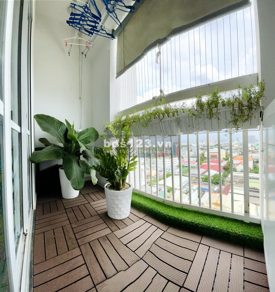 Bán gấp căn hộ Idico Tân Phú, Block C, đầy đủ nội thất, tầng cao, view Đầm Sen & hướng Đông Nam thoáng mát, giá 2,35 tỷ.