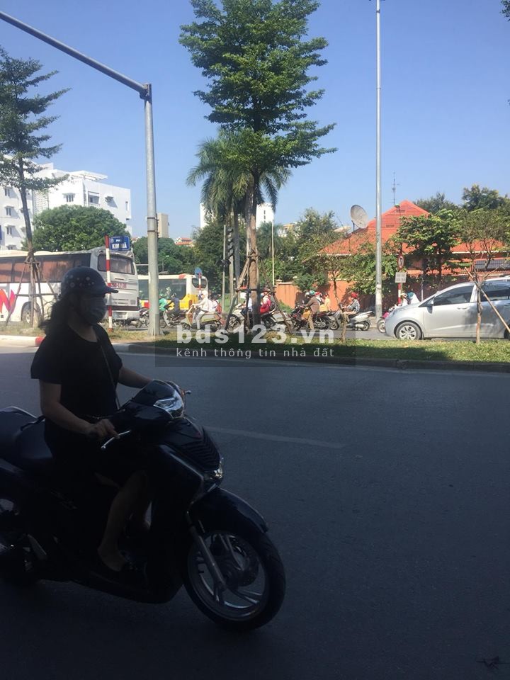 Bán nhà MP Kim Mã vị trí đẹp KD tốt 62m2 x 5 tầng MT 3,8m giá 24,5 tỷ. LH 0912442669
