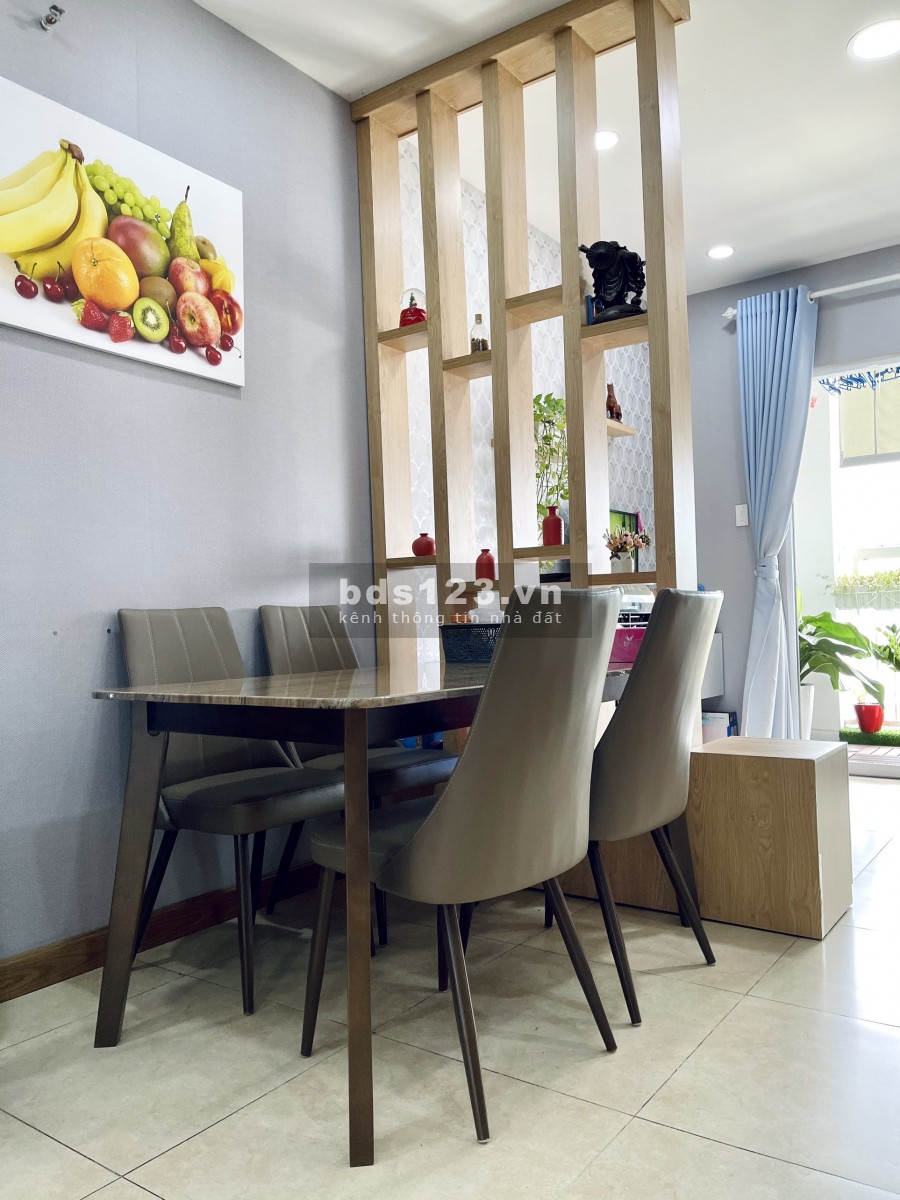 Bán gấp căn hộ Idico Tân Phú, Block C, đầy đủ nội thất, tầng cao, view Đầm Sen & hướng Đông Nam thoáng mát, giá 2,35 tỷ.