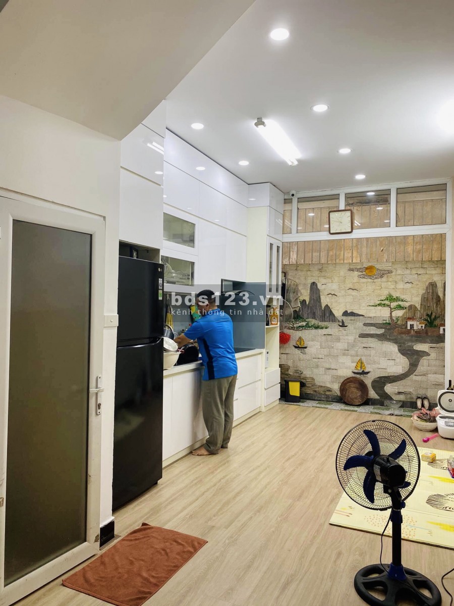 Một nhà ra đường Giải Phóng, 2 mặt thoáng, full nội thất, ô chờ thang máy, ở kết hợp kinh doanh Vip