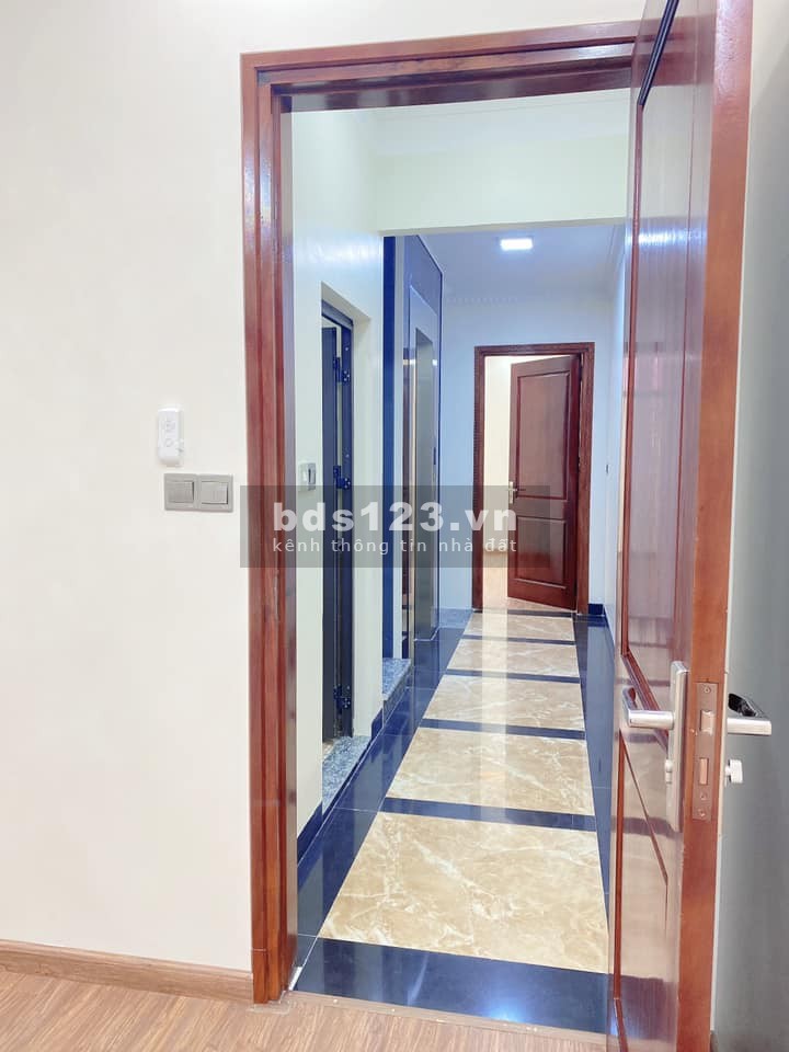Nhà đẹp ở ngay phố Bồ Đề, gara ôtô, thang máy, dt 50m2, 5 tầng, nhỉnh 6 tỷ