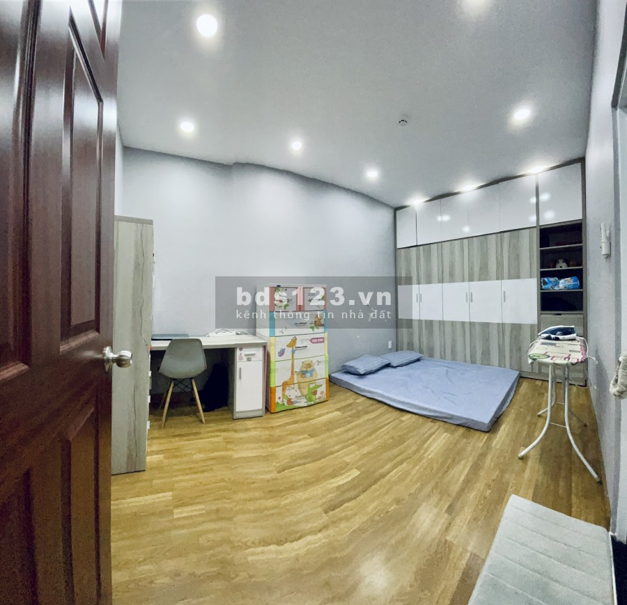 Bán gấp căn hộ Idico Tân Phú, Block C, đầy đủ nội thất, tầng cao, view Đầm Sen & hướng Đông Nam thoáng mát, giá 2,35 tỷ.