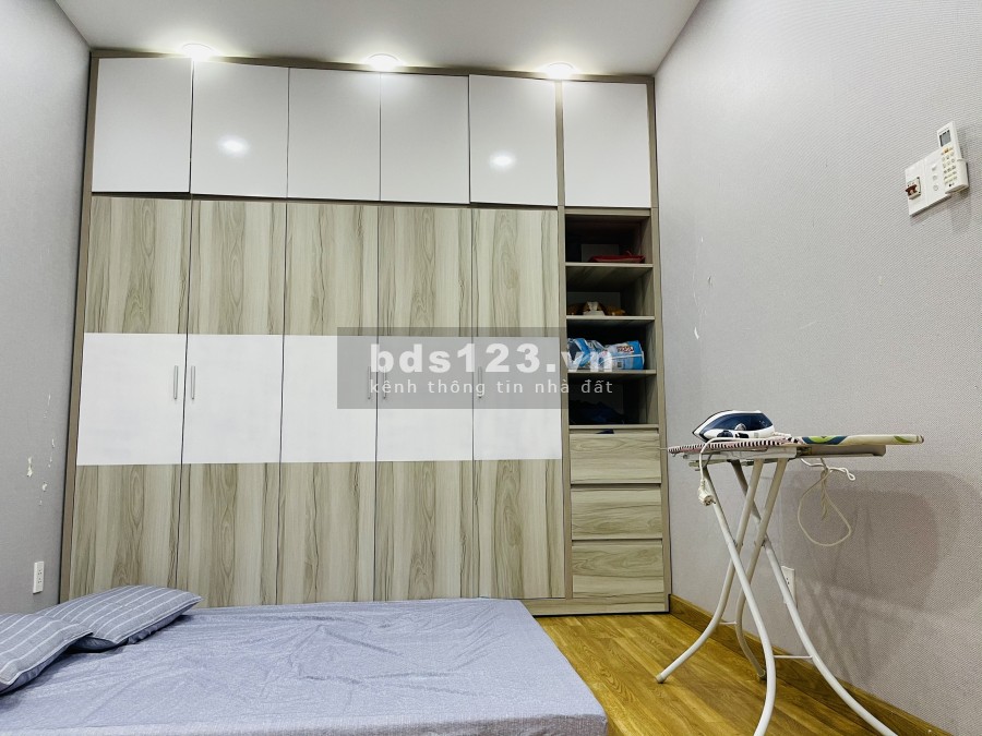 Bán gấp căn hộ Idico Tân Phú, Block C, đầy đủ nội thất, tầng cao, view Đầm Sen & hướng Đông Nam thoáng mát, giá 2,35 tỷ.