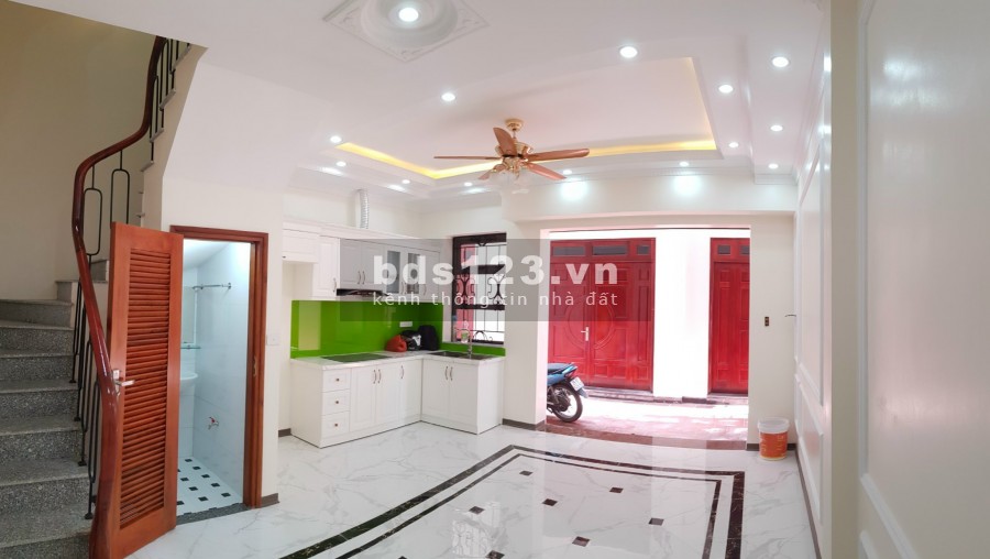 Bán nhà phố Trạm, 5 tầng, trước nhà gần 3m, cách đường ô tô tránh 20m