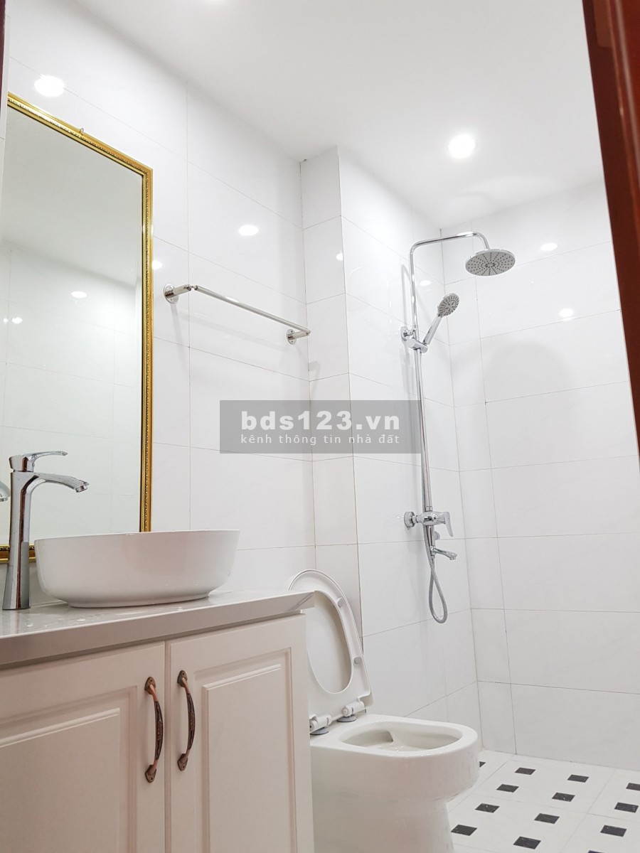 Bán nhà phố Trạm, 5 tầng, trước nhà gần 3m, cách đường ô tô tránh 20m