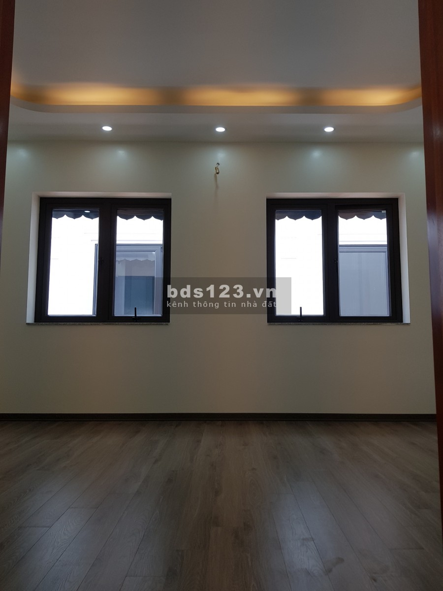 Bán nhà phố Trạm, 5 tầng, trước nhà gần 3m, cách đường ô tô tránh 20m