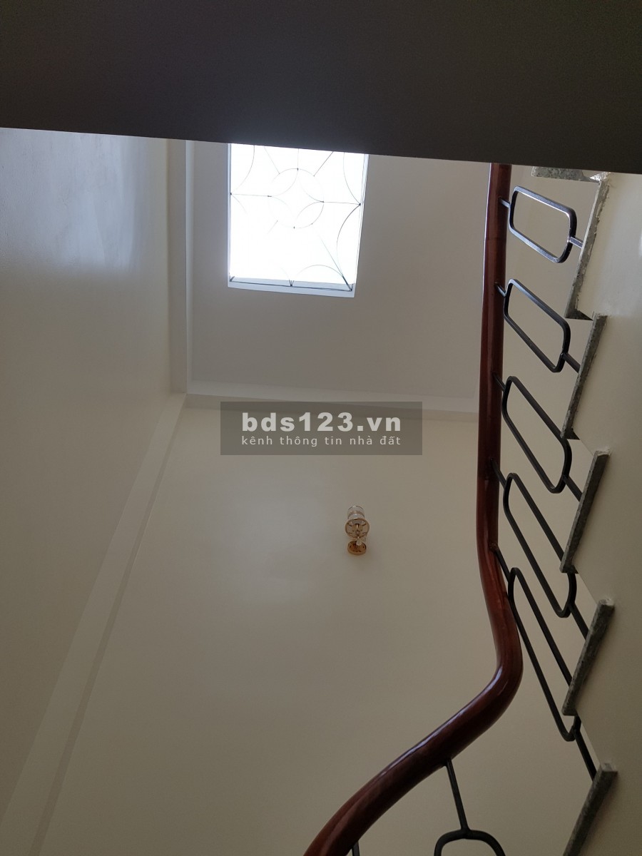 Bán nhà phố Trạm, 5 tầng, trước nhà gần 3m, cách đường ô tô tránh 20m
