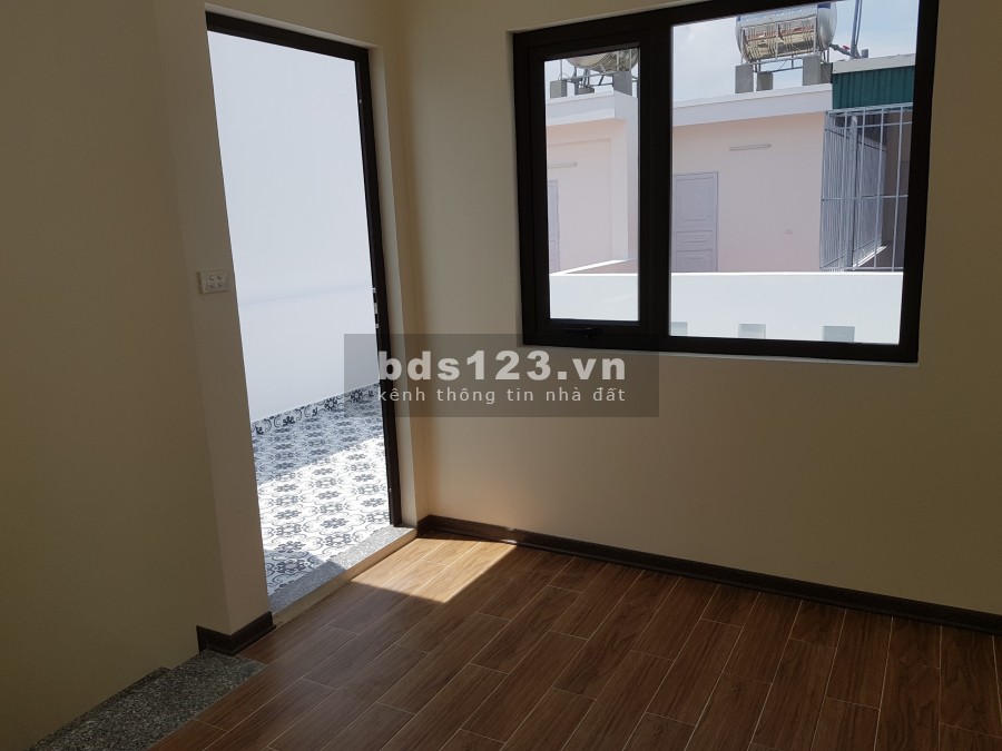 Bán nhà phố Trạm, 5 tầng, trước nhà gần 3m, cách đường ô tô tránh 20m