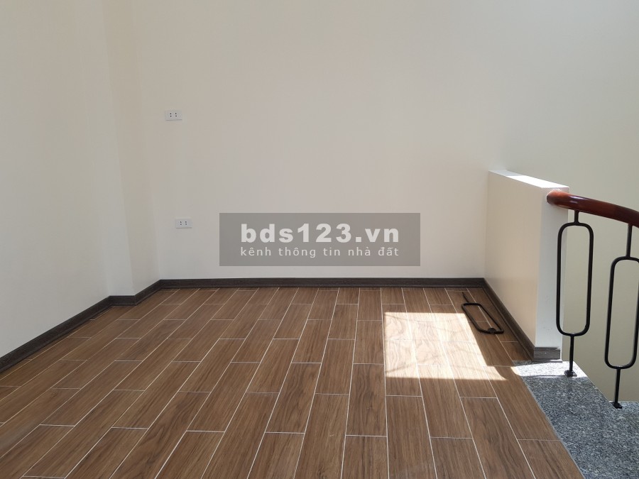 Bán nhà phố Trạm, 5 tầng, trước nhà gần 3m, cách đường ô tô tránh 20m
