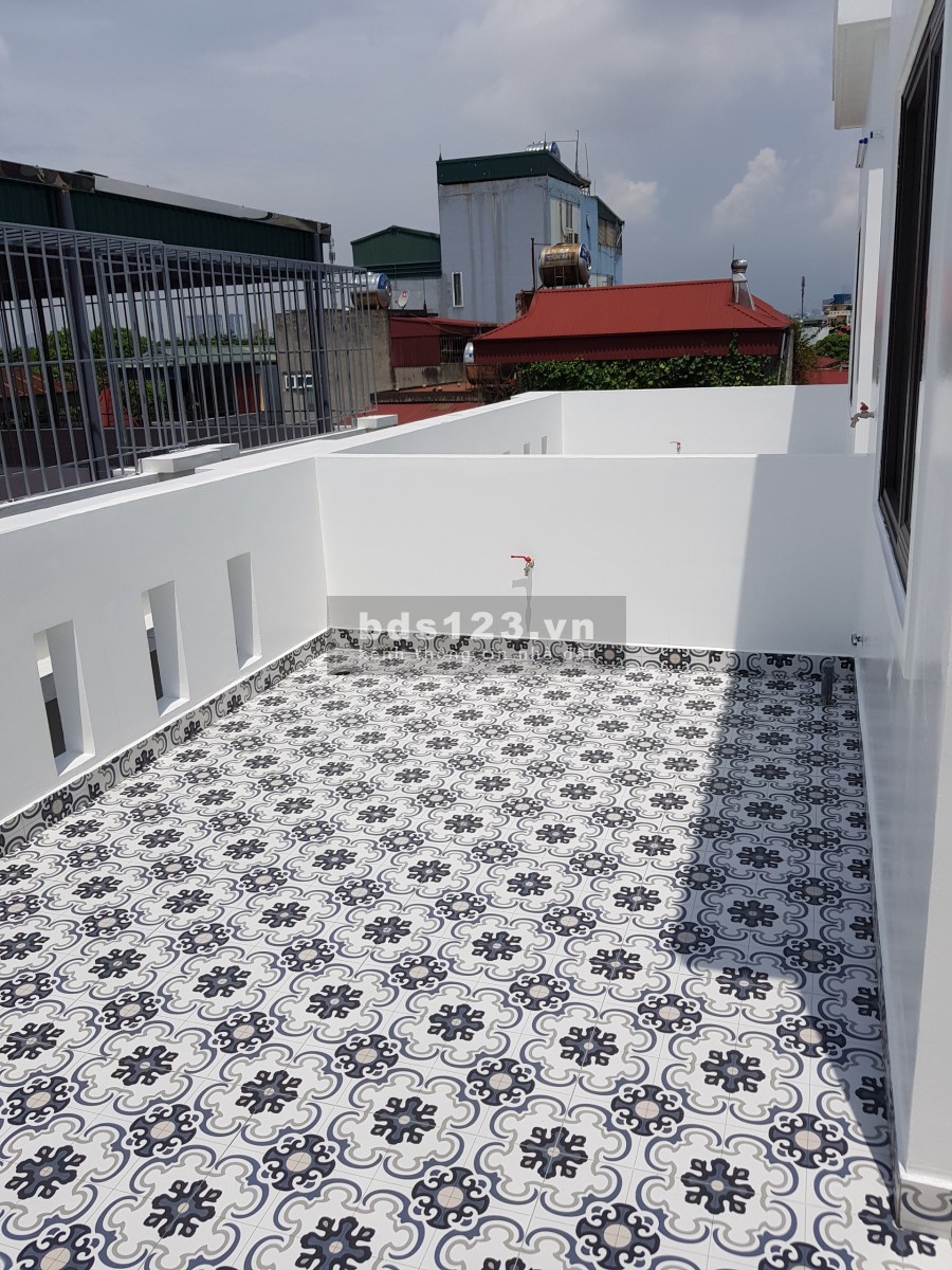 Bán nhà phố Trạm, 5 tầng, trước nhà gần 3m, cách đường ô tô tránh 20m