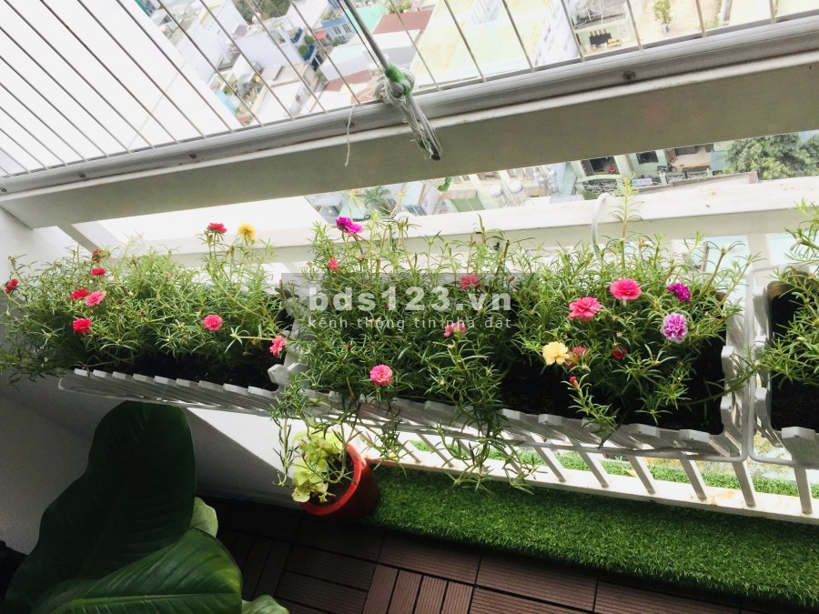 Bán gấp căn hộ Idico Tân Phú, Block C, đầy đủ nội thất, tầng cao, view Đầm Sen & hướng Đông Nam thoáng mát, giá 2,35 tỷ.