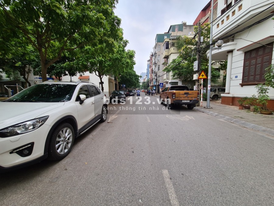 Cho thuê nhà riêng Phố Phạm Tuấn Tài: DT60m2x 4 tầng, thang máy,đường ô tô tránh nhau