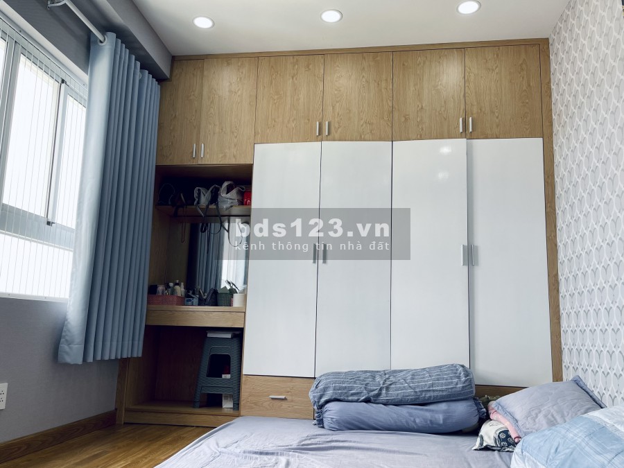 Bán gấp căn hộ Idico Tân Phú, Block C, đầy đủ nội thất, tầng cao, view Đầm Sen & hướng Đông Nam thoáng mát, giá 2,35 tỷ.