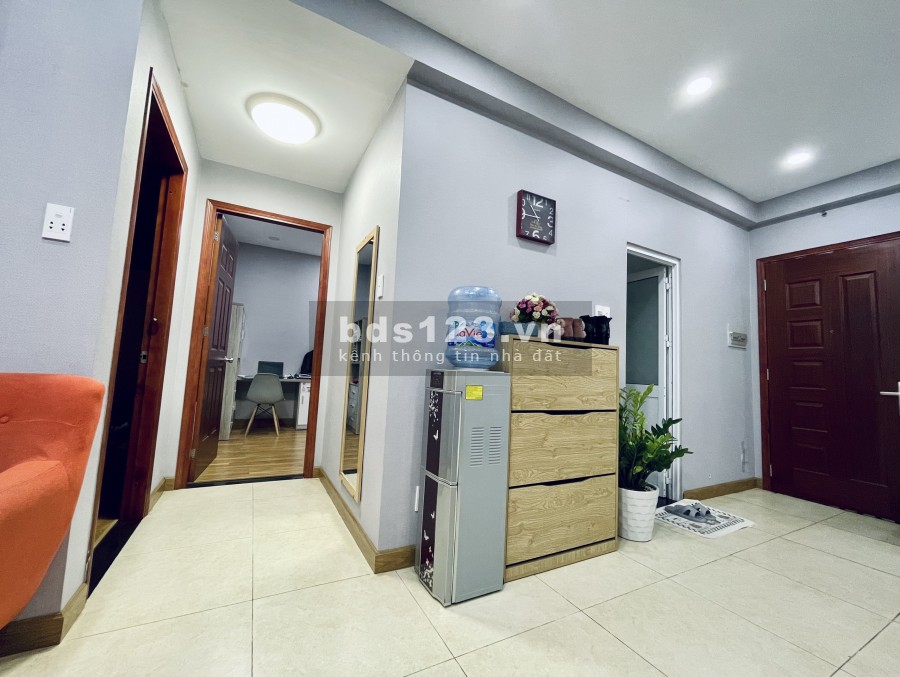 Bán gấp căn hộ Idico Tân Phú, Block C, đầy đủ nội thất, tầng cao, view Đầm Sen & hướng Đông Nam thoáng mát, giá 2,35 tỷ.