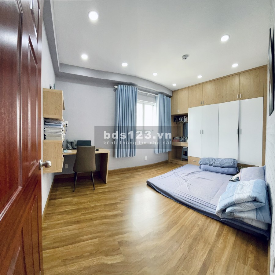 Bán gấp căn hộ Idico Tân Phú, Block C, đầy đủ nội thất, tầng cao, view Đầm Sen & hướng Đông Nam thoáng mát, giá 2,35 tỷ.