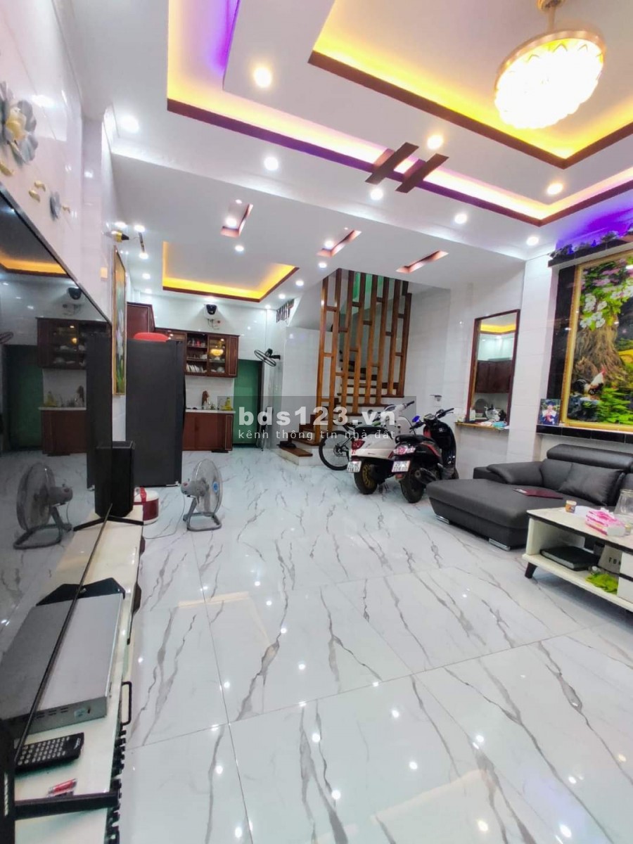 Nhà cần bán gấp phố Hoàng Mai. Ô tô cách nhà 10m, 4 tầng đúc, sân thượng