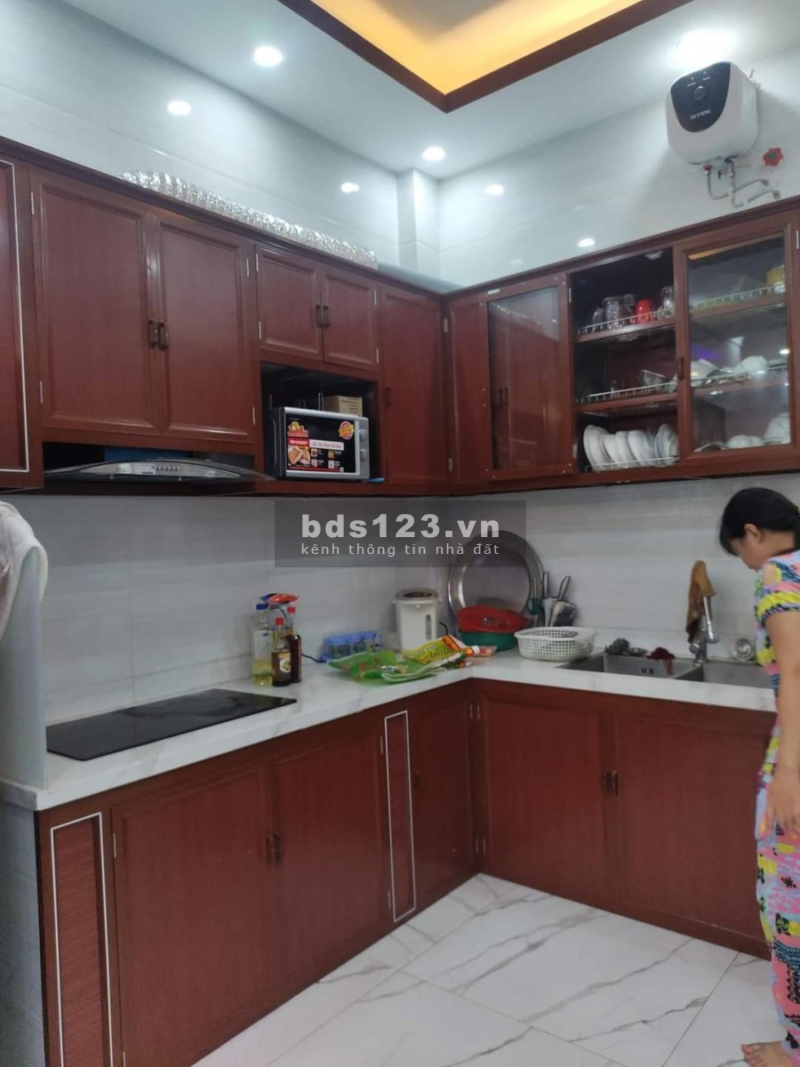 Nhà cần bán gấp phố Hoàng Mai. Ô tô cách nhà 10m, 4 tầng đúc, sân thượng