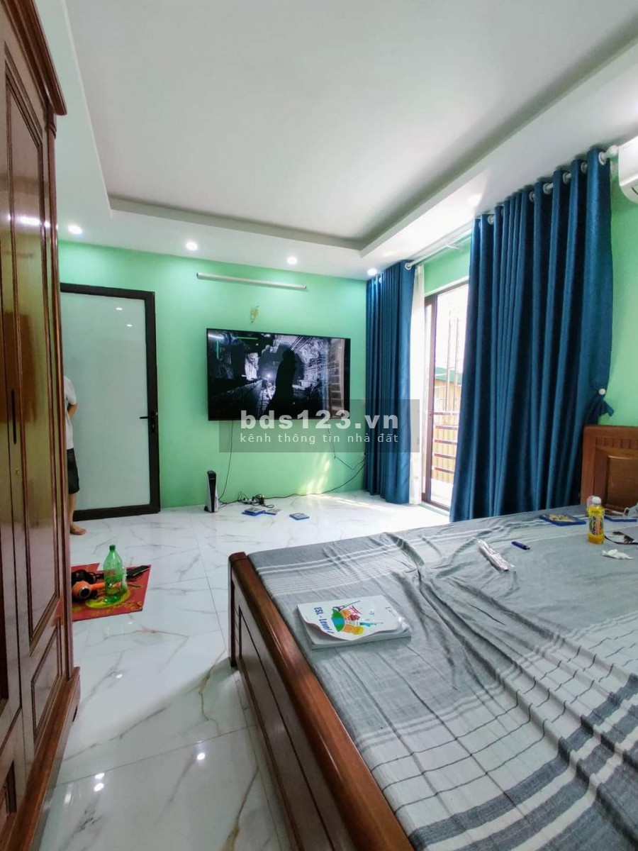 Nhà cần bán gấp phố Hoàng Mai. Ô tô cách nhà 10m, 4 tầng đúc, sân thượng